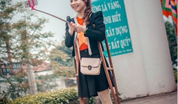 Cô gái một chân 'tự sướng' cùng nụ cười rạng rỡ khiến dân mạng tan chảy